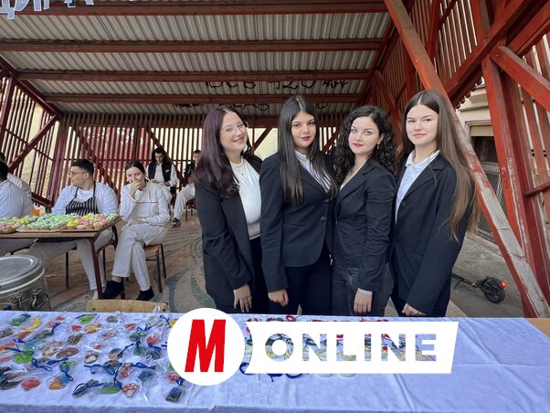 Az idegenforgalmi szakképzés diákjainál hűtőmágnesekből és karkötőkből válogathattak (Vidács Hajnalka felvétele)