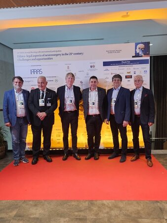 Magyar idegsebészek közös fotója az idei kongresszuson