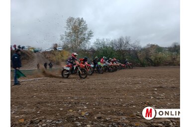 Berregtek a gépek szombaton az esővel áztatott topolyai motocross pályán (Fotó: Kazinczy Pszterkó Diana)
