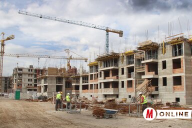 A daruk alatt új házak nőnek ki a földből, miközben a város régi arca egyre mélyebbre süllyed a beton alá. (Óttos András felvétele)