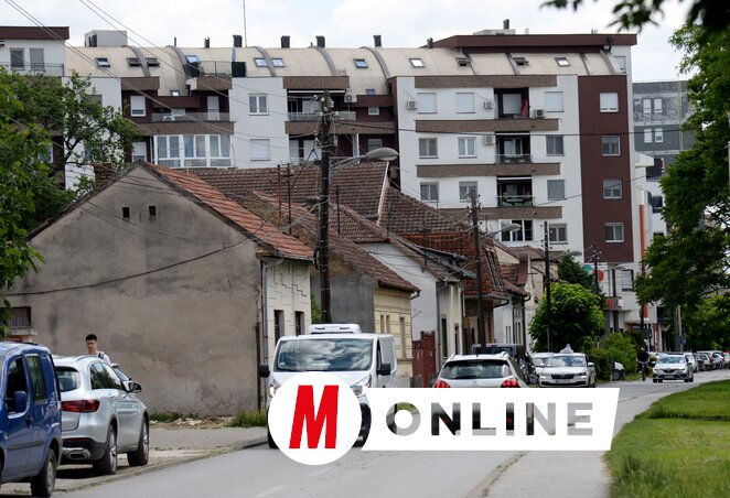 A Cirill és Metód utcában még állnak a régi házak, mögöttük azonban már ott sorakoznak az új lakótömbök – egy város két arca, egyetlen képen (Dávid Csilla felvétele)