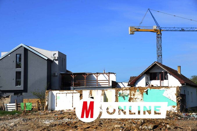 A József Attila utcában a régi házat már bontják, a daru pedig készen áll – a múlt helyén hamarosan új város születik. (Dávid Csilla felvétele)