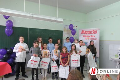 A Szűcs Imre Gyermekvers- és Prózamondó Verseny díjazottjai egy képen – a tehetség, a szorgalom és az örömteli pillanatok közös ünnepe (Fotó: Rapos Emma felvétele)