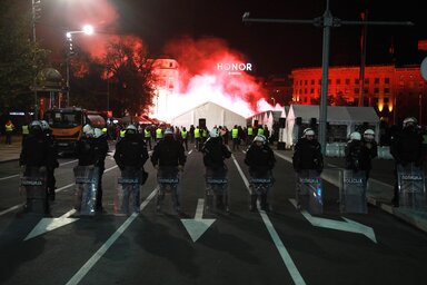 Rohamrendőrök választják el folyamatosan a hatalom ellen és mellett tiltakozókat Belgrád központjában a megmozdulásokon