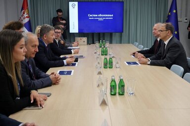 Đuro Macut miniszterelnök Mihailo Jovanovićtyal, a kormány informatikai és elektronikus közigazgatási irodájának igazgatójával (Fotó: Beta)