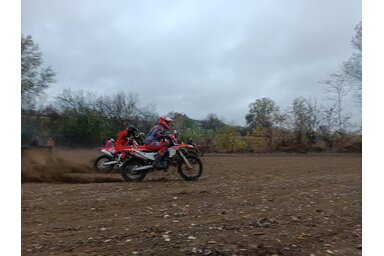 Berregtek a gépek szombaton az esővel áztatott topolyai motocrosspályán