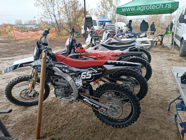 Crossmotort vegyenek Topolyán (Kazinczy Paszterkó Diana felvétele)