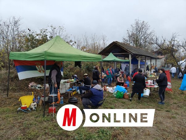 Az észak-bánáti falu magyar kultúrkörének udvarában már a kora délelőtti órákban nagy volt a zsongás (Horváth Zsolt felvétele)