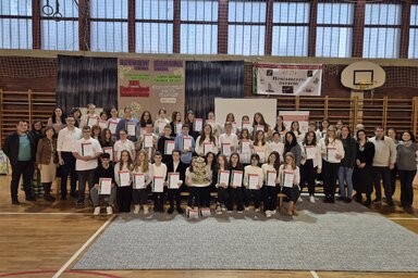 Az általános iskolás versenyzők (Fotó: Észak-bácskai Magyar Pedagógusok Egyesülete)