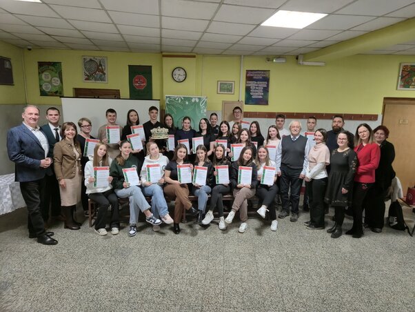 A vetélkedő középiskolás csapatok (Fotó: Észak-bácskai Magyar Pedagógusok Egyesülete)