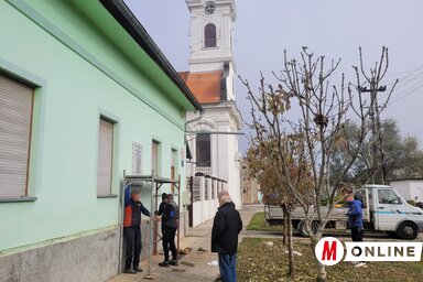 Elhelyezték az emléktáblát a református imaház falán (Fotó: Lakatos János felvétele)