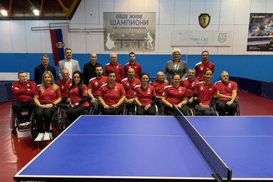 Tatjana Medved, a városi tanács sportért és ifjúságért felelős tagja meglátogatta a szerbiai para-asztaliteniszválogatott tagjait (Fotó: novisad.rs)