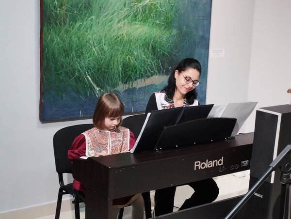 Görög Noémi zongoraművész és kis társa négykezest játszott