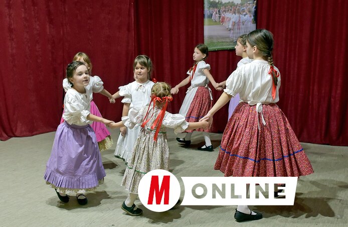 A színpadot betöltötte a dal és a tánc