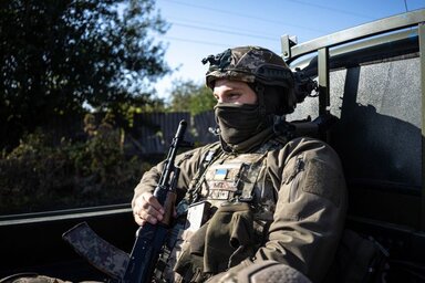 Ukrán katona utazik teherautón az állomáshelyére (Fotó: newsukraine.rbc.ua)