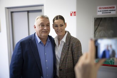 Orbán Viktor kormányfő és Görbicz Anita, 233-szoros válogatott kézilabdázó a Digitális Polgári Körök által szervezett első háborúellenes gyűlés győri helyszínén (MTI/Miniszterelnöki Kommuni