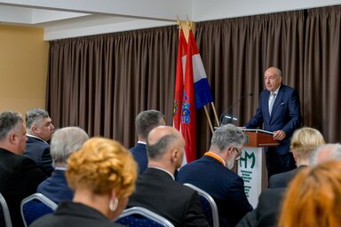 Sulyok Tamás elnök beszédet mond a Kopácsi Magyarok Otthonában tartott ünnepségén (Fotó: MTI)