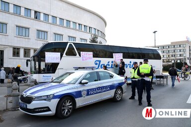 Milomir Jaćimović hétfőn visszakapott egy autóbuszt a hét közül, ám amikor a járművet a báni palota mellett leparkolta, a rendőrség szabálytalan parkolás miatt intézkedett (Dávid Csilla)