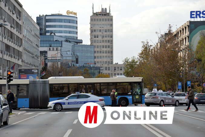 November 10-e óta megszakítás nélkül gyülekeznek a báni palota előtt. Hétfőn a tiltakozó vállalkozó autóbusza is a helyszínen volt. Kivonultak a tűzoltók, felszerelésükhöz tartozik a hidraulikus láncvágó olló is (Fotó: Dávid Csilla felvétele)