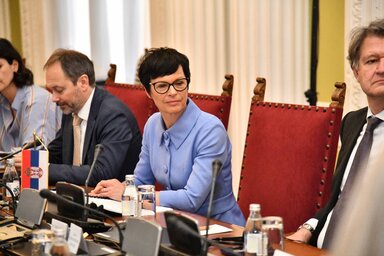 Az uniós bővítési biztos hangsúlyozta, hogy nem lehet a pénz miatt az EU felé tekinteni, a másik oldal felé pedig a gázért (Fotó: Beta/Milan Ilić)