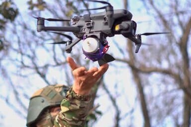 Egy orosz katona robbanóanyaggal ellátott drónt indít (Fotó: AP via Beta)