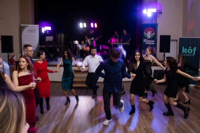 ...volt, aki a körtáncban lelete örömét (Faragó Szabolcs felvétele)