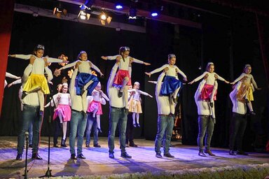 Édesapák és lányaik a színpadon (Fotó: Rácz László felvétele)