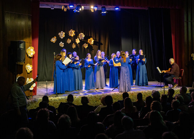 Az Óbecsei Schola Cantorum Énekkar és Szerda László előadásában hangzott el az iskola új himnusza (Fotó: Rácz László felvétele)