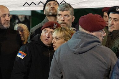 Dijana Hrka a veteránok körében (Fotó: Beta)