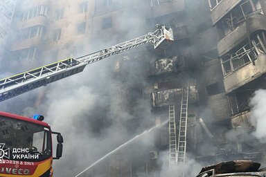 Tűzoltók oltják a tüzet egy ternopili lakóházban, amelyet találat ért az orosz támadásokban (Fotó: AP via Beta)