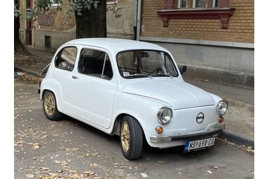 A túlzsúfolt Újvidék utcáin a kicsi autó befér bárhova, hihetetlenül praktikus / Fotó: Ladisity Nóra