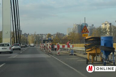 A munkások már három éve dolgoznak, mindenekelőtt azokat a részeket (járdákat, feljárókat és korlátokat) újítják, amelyeket még az „első hídépítés” keretében létesítettek (Dávid Csilla)
