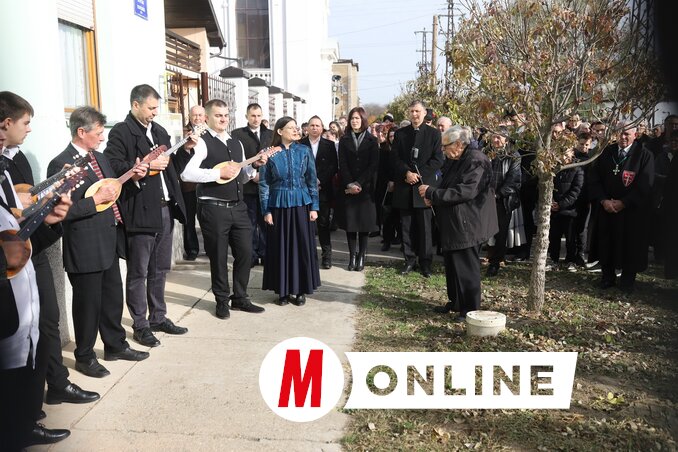 Emléktábla avatása az évforduló alkalmából (Lakatos János felvétele)