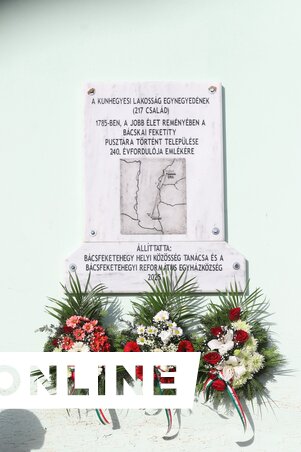 A kunok útvonala Kunhegyesről Bácsfeketehegyre – az emléktábla (Lakatos János felvétele)