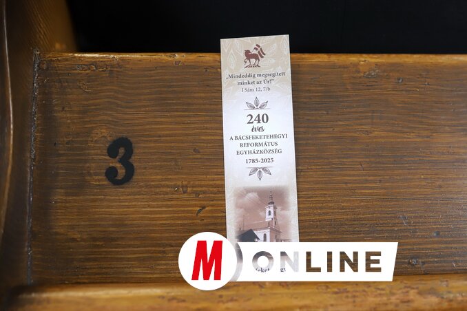 240 éve Bácsfeketehegyen, hirdeti az ajándék könyvjelző (Lakatos János felvétele)