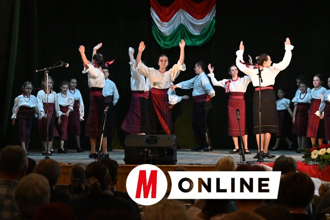 A kúlai gyerekek lelkesen ropták a néptáncot (Ótos András felvétele)