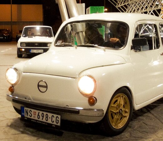 Kolléganőnk, Ladisity Nóri és Aleksa legszívesebben Fityóban autóznak a túlzsúfolt Újvidék utcáin. Kicsi, befér bárhova, hihetetlenül praktikus. Aleksa jól tudja ezt, semmi pénzért nem válna meg a kedves autótól