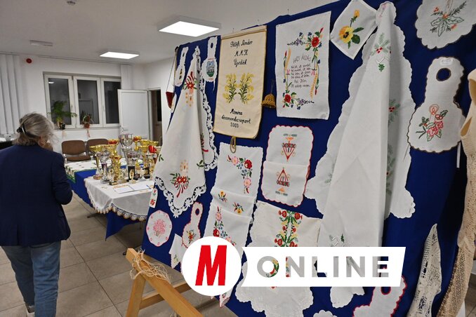 A központban megtekinthető a PeArt és a kézimunkacsoport kiállítása (Fotó: Ótos András felvétele)