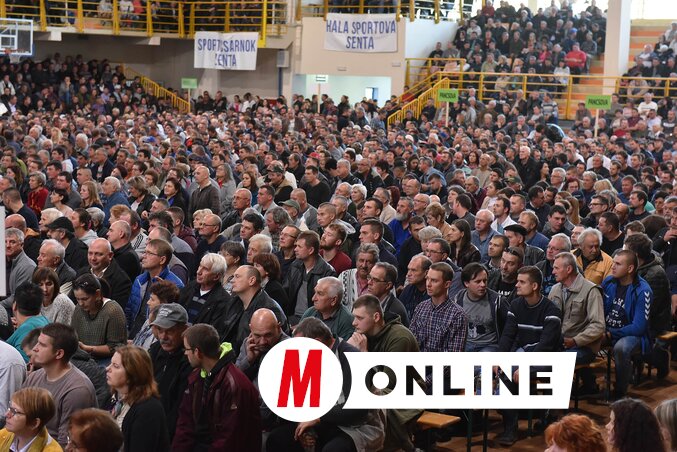 Snimak sa jednog od prethodnih potpisivanja ugovora sa uspešno prijavljenima na konkurs Fondacije „Prosperitati” u Senti (fotografija Andraša Otoša)