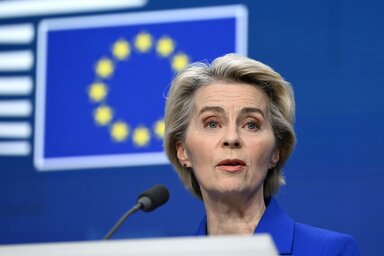 Ursula von der Leyen hangsúlyozta, bármely hiteles és fenntartható béketervnek elsősorban a gyilkolás megállítására kell összpontosítania és véget kell vetnie a háborúnak (Fotó: MTI)