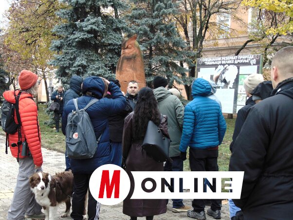 A kirándulók érdeklődve hallgatták idegenvezetőjüket (Fotó: Vidács Hajnalka felvétele)