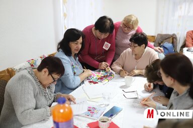 Kripta Istvánné Zsuzsa a kalocsai hímzésről beszél (Fotó: Lakatos János felvétele)