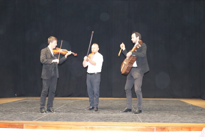 Az egybegyűlteket az óbecsei Fokos zenekar néhány tagja is megörvendeztette, muzsikájuk különleges színfoltot adott a programnak (Fotó: Szentmártoni László)