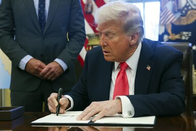 Donald Trump egyben közölte, hogy várakozással tekint az elé, hogy létrejöjjön a találkozó közte, Volodomir Zelenszkij ukrán, és Vlagyimir Putyin orosz elnök között (Fotó: Beta/AP)