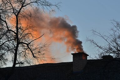 Soha ne égessünk kezelt fát, bútort, műanyagot, gumit, olajat! / Fotó: Molnár Edvárd