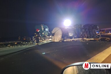 A baleset során több jármű megrongálódott. Nem hivatalos információk szerint az úttestre nagy mennyiségű gumiragasztó-szerű anyag folyt ki (Fotó: Ótos András felvétele)