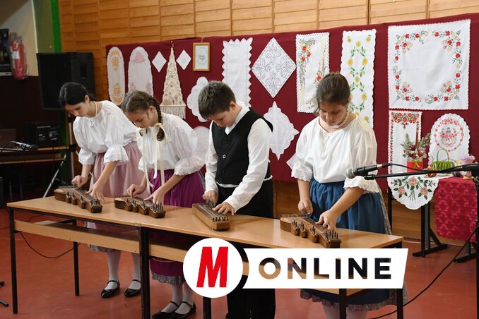 A helyi Arany János MME Bimballó citerazenekara