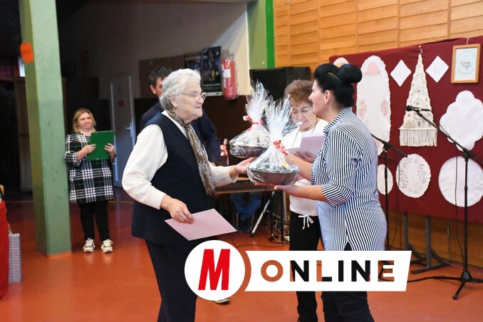 Nesebik Erzsébet átveszi az első díjat a szervezőktől