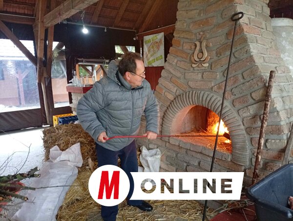 A rendezvény helyszínét a helybéli Torontál Magyar Oktatási, Ifjúsági és Művelődési Központ biztosította. A kemencében sütötték a kolbászt és a hurkát (Vidács Hajnalka felvétele)