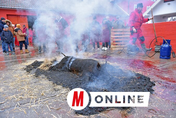 Hagyományos disznópörköléssel indult a nap